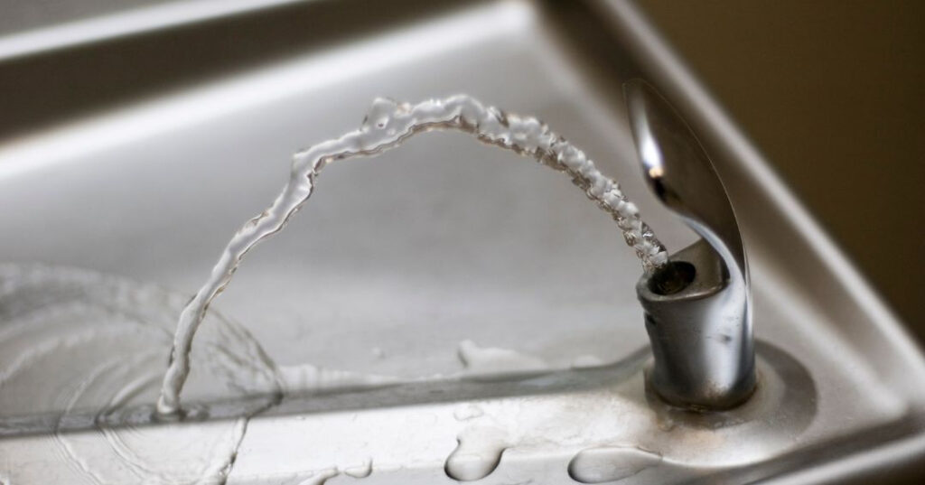 Conserto de Bebedouro em Carapicuíba | Assistência Perto de Mim vazamento de agua no bebedouro